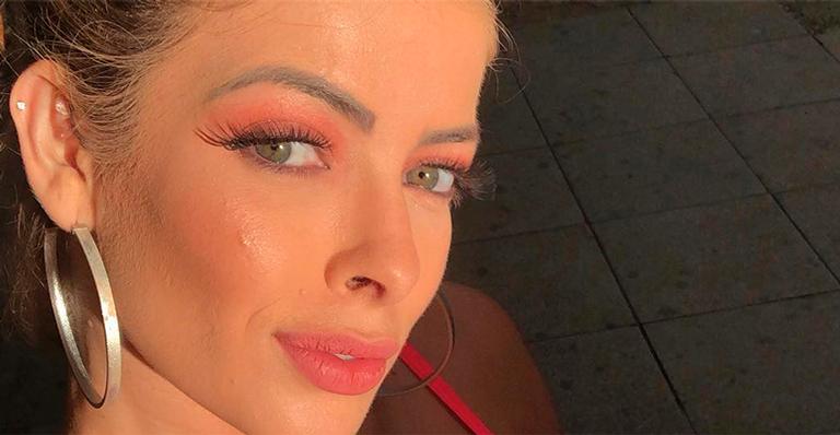 Ex-BBB Jaqueline Grohalski surge aplicando botox e boca gigante choca fãs