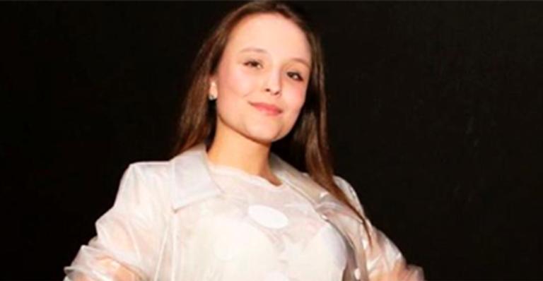 Larissa Manoela posa com Luciana Gimenez e agradece: ”Abaixa para tirar foto comigo”