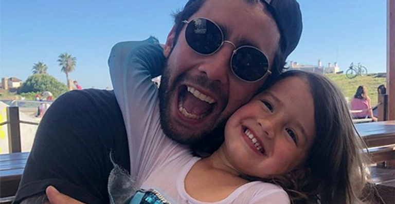 Ex-marido de Luana Piovani dá selinho na filha de 3 anos e derrete o coração da mamãe