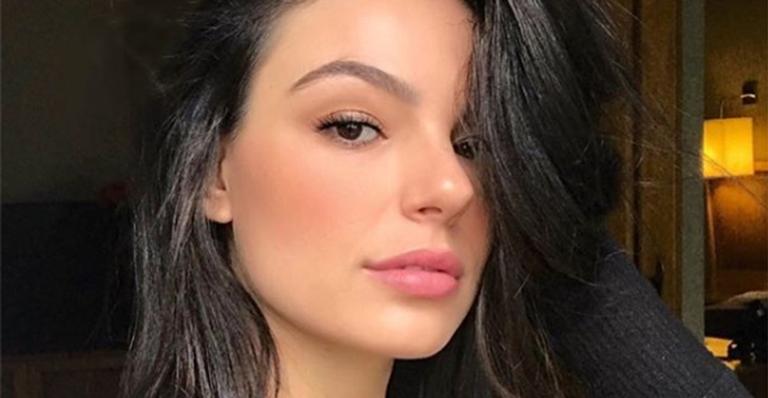 Isis Valverde mostra o filho fazendo carinhos no rosto do pai: ”Como ele ama”