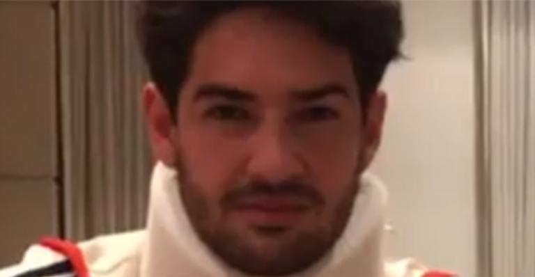 Alexandre Pato aparece com o pescoço imobilizado após choque em jogo
