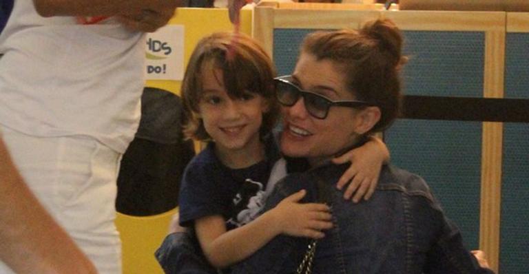 Filho de Alinne Moraes rouba a cena em passeio com a mãe no shopping