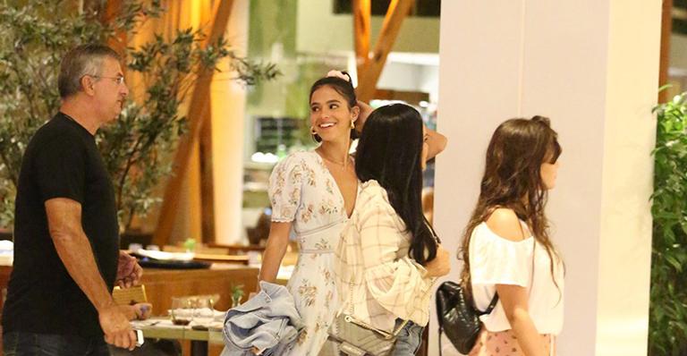 Bruna Marquezine curte passeio em família no shopping