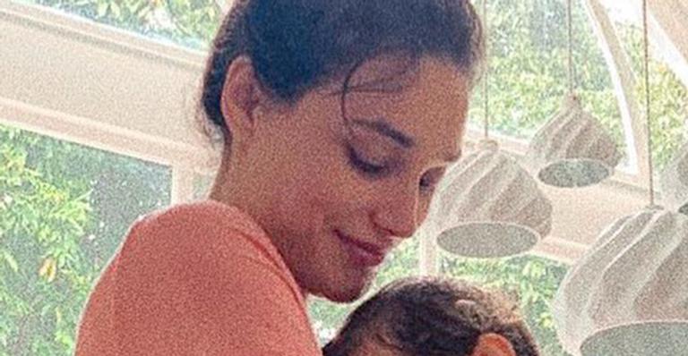 Débora Nascimento surge amamentando a filha em foto encantadora: ‘Meu talismã’