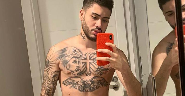 Kevinho surge só de cueca exibindo cicatriz e quase mostra demais