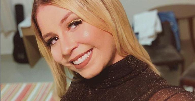 Grávida, Marília Mendonça se emociona ao cantar música gospel