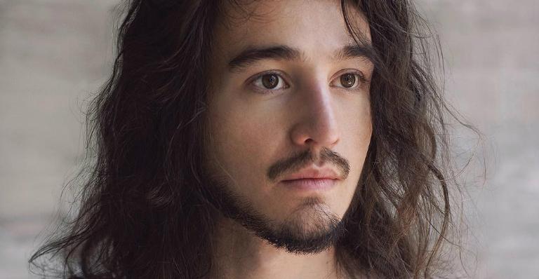 Tiago Iorc retorna após um ano sumido e surpreende com novo trabalho