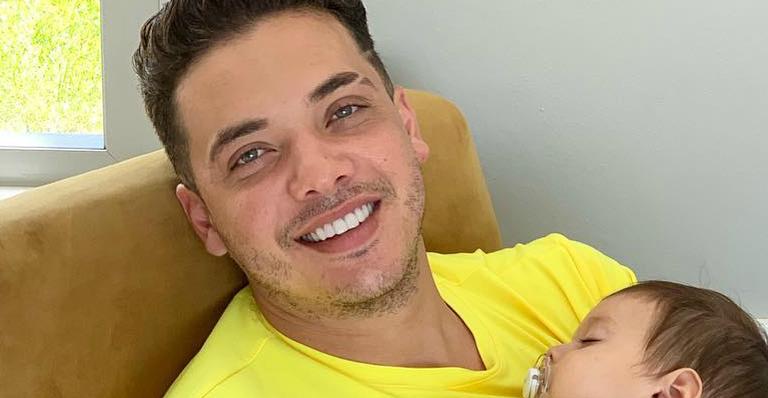 Wesley Safadão surge em foto com look igual ao do caçula e encanta fãs