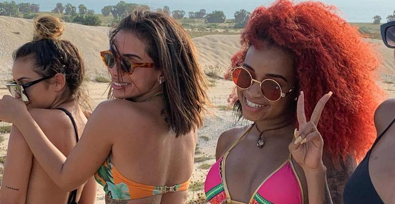 Anitta sensualiza de fio dental ao lado de dançarinas e recebe elogios