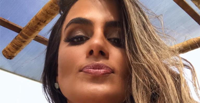 Carol Peixinho surge ostentando e coloca pernas para jogo em clique sensual