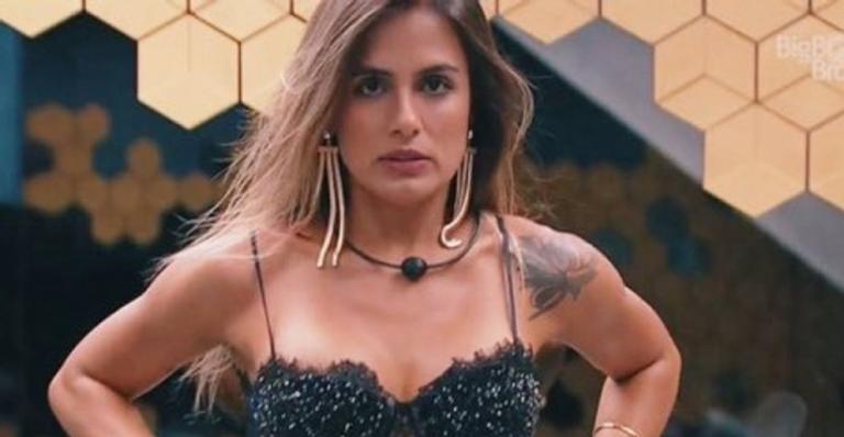 Carol Peixinho ostenta bronze em clique ousado na sauna: ”Queimando”