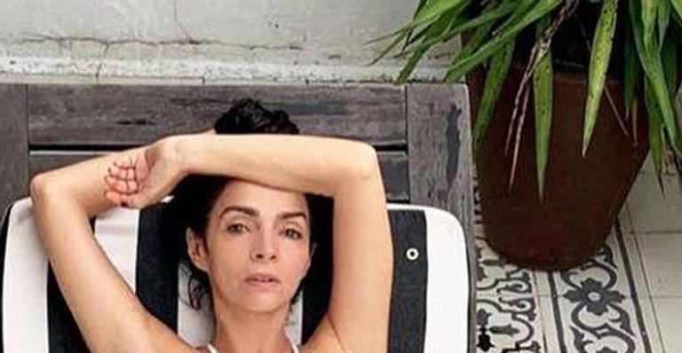 Claudia Ohana impressiona ao exibir corpo marcado com maiô branco aos 56 anos
