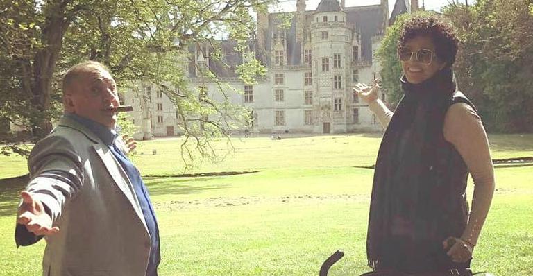 Erick Jacquin leva gêmeos de 4 meses para castelo na França