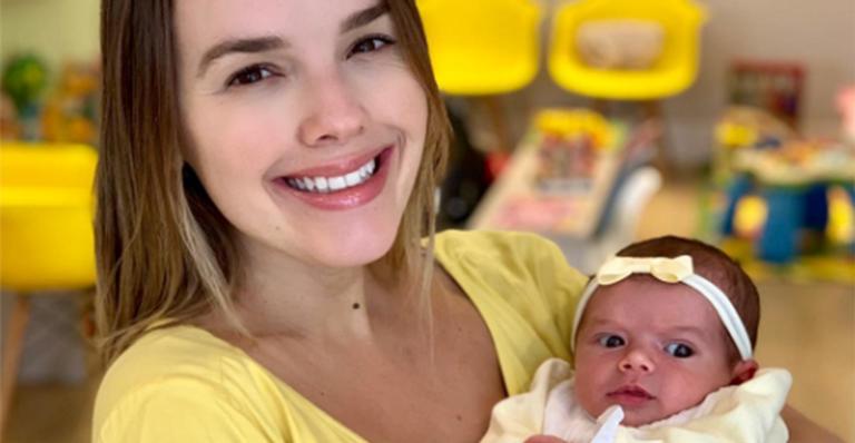Thaeme derrete fãs com look pra lá de fofo da filha, Liz