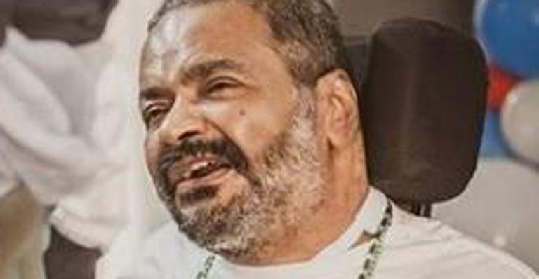 Arlindo Cruz segura o neto recém-nascido no colo em momento emocionante