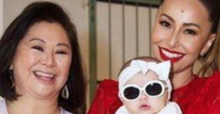 Com a avó, Zoe faz passeio na Espanha e Sabrina Sato se declara: ”Amo vocês”