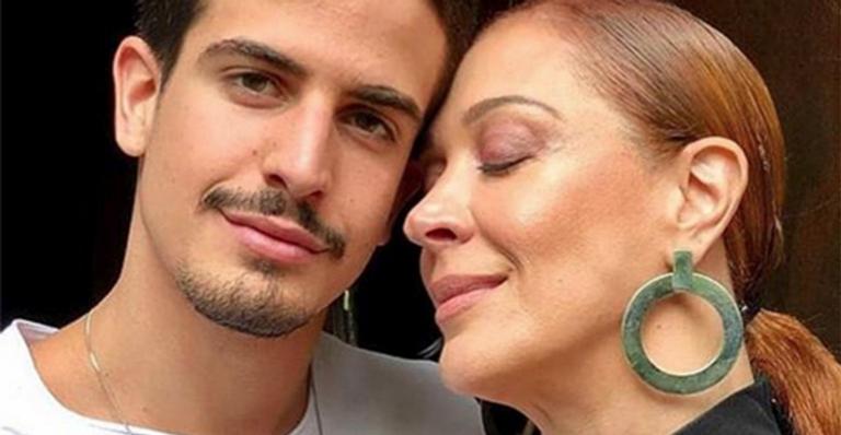 Claudia Raia se derrete pelo filho, Enzo: ‘Nosso amor’