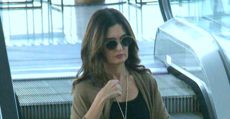 Fátima Bernardes surge de aliança em dia de compras