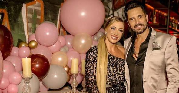 Latino celebra aniversário de 25 anos da noiva: “Sou seu aprendiz”