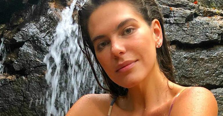 Mariana Goldfarb exibe o corpão de biquíni branco na cachoeira