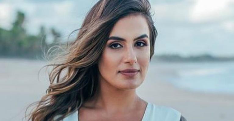 Ex-BBB Carol Peixinho surge deslumbrante de maiô branco super decotado