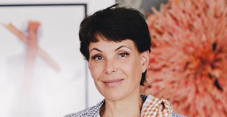 Aos 51 anos, Carolina Ferraz surpreende seguidores ao posar de lingerie em camarim