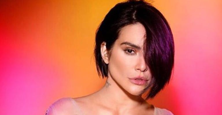 Cleo faz pose sensual e bumbum imenso chama atenção