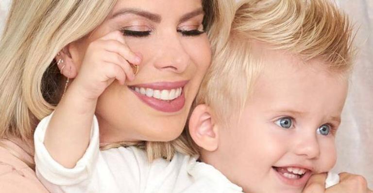 Filho de Karina Bacchi chora ao ver mãe sair para trabalhar