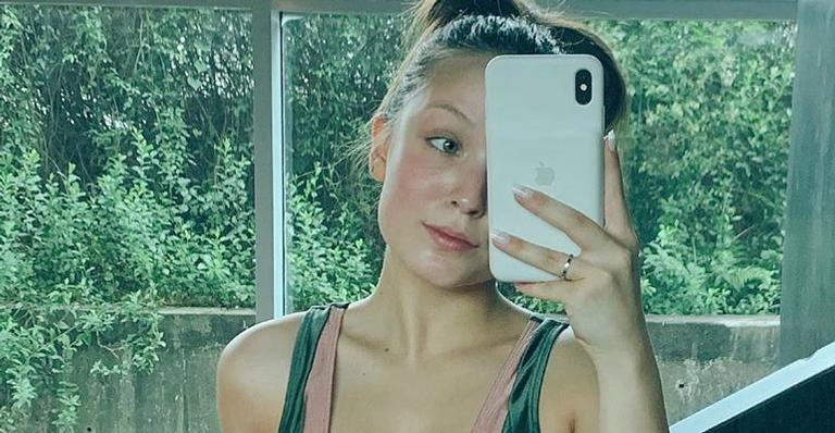 Larissa Manoela usa top decotado e mostra a barriga na academia