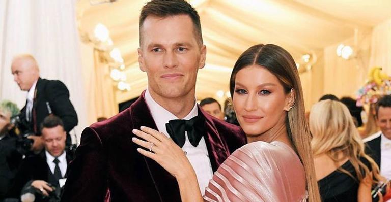Gisele Bündchen e Tom Brady mostram momento de intimidade em carro