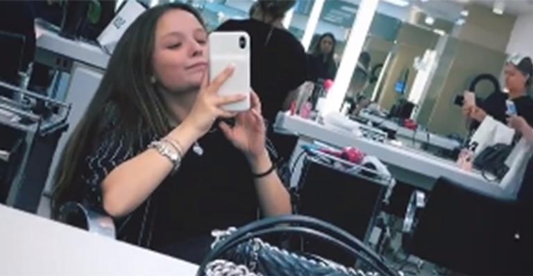 Larissa Manoela ostenta e posa na frente do espelho com bolsa de R$ 20 mil