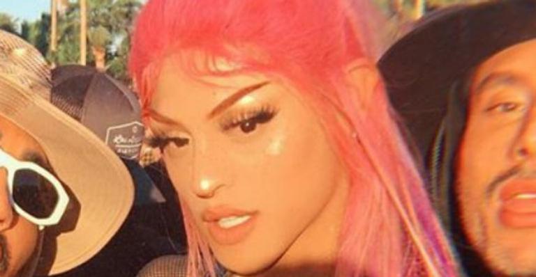 Pabllo Vittar posa ao lado de dois fortões e alfineta: ”Maridos”