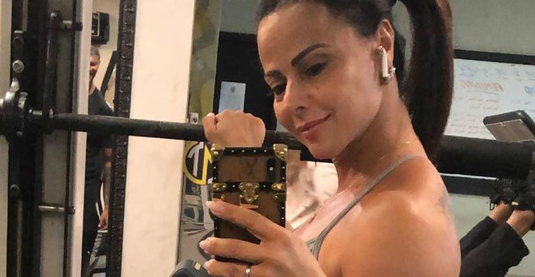 Viviane Araujo exibe corpão por todos os ângulos na academia