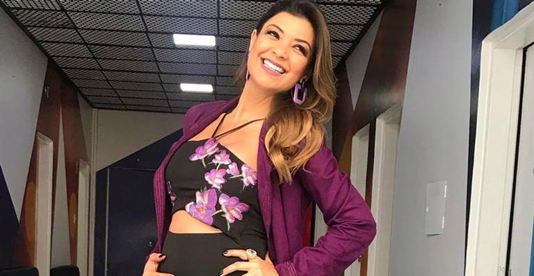 Amanda Françozo assina contrato e trabalhará durante a gravidez