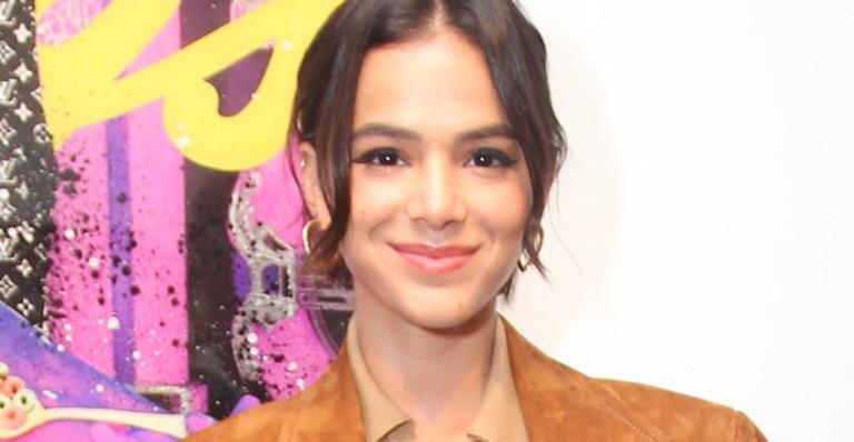 Bruna Marquezine surge apenas de baby doll e recebe elogios