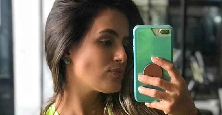 Carol Peixinho exibe barriga sarada em roupa neon na academia