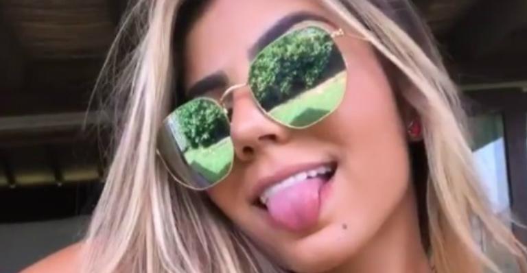 Ex-BBB Hariany sensualiza de biquíni na piscina e quase leva tombo