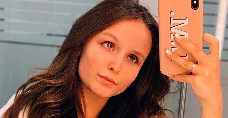 Larissa Manoela faz carão na web e fãs elogiam: ”Rainha”