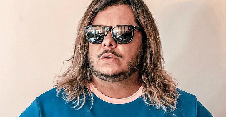 Marcus Majella, à beira dos 40 anos, surge com novo namorado gato