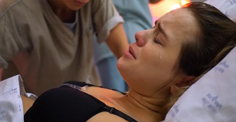Thaeme mostra imagens fortes do parto da filha, Liz, em vídeo tocante