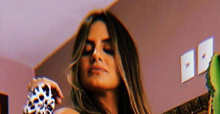 Carol Peixinho aposta em look provocante e faz pose na frente do espelho