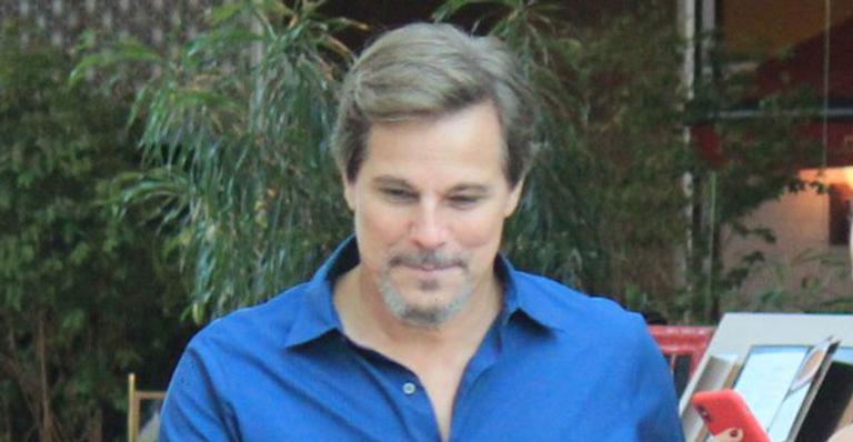 Edson Celulari almoça com a filha e beleza da jovem deixa fãs perplexos