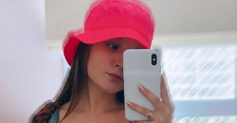 Larissa Manoela posa com biquíni inusitado na frente do espelho antes de ir à praia