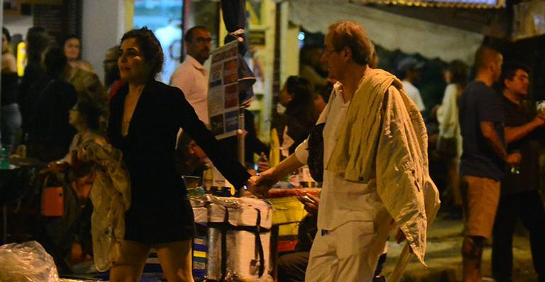 Letícia Sabatella e Daniel Dantas são flagrados andando de mãos dadas no Rio