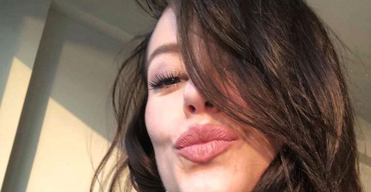 Paolla Oliveira acorda bem disposta e exibe corpo saradíssimo ao pegar pesado