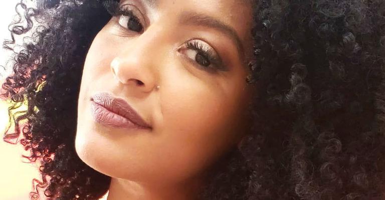 Sheron Menezzes exibe corpão em cenário paradisíaco: ”No meio do nada”