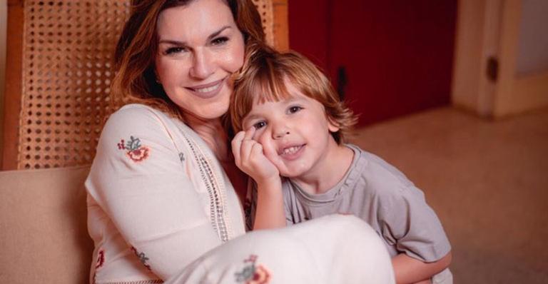 Adriana Garambone festeja a vida ao lado do filho, Gael