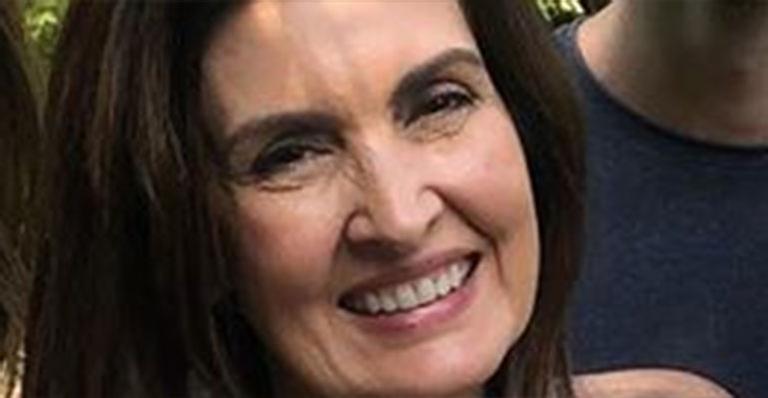 Fátima Bernardes reúne os trigêmeos e a mãe em foto rara: ”Bênção”