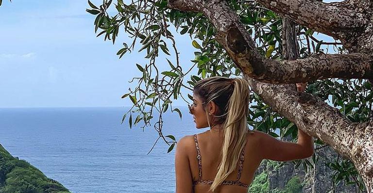 Ex-BBB Hariany desembarca em Noronha e causa com clique ousado de biquíni
