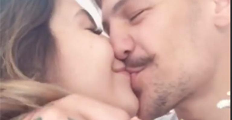 Saulo Pôncio surge beijando a esposa e desabafa após polêmica: ”Existem famílias”